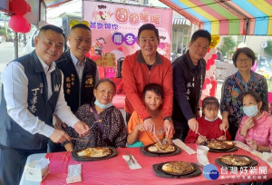 雲林縣議員黃凱邀請雲林家扶祖孫親子們，一起搓冬至圓、享用牛排大餐，還發送每戶1000元禮券，感受社會滿滿的溫情。