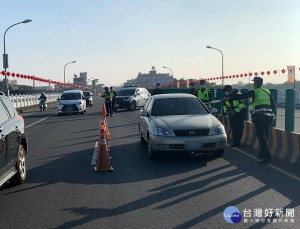 為宣示「酒駕零容忍」之決心，並落實「區域聯防」機制，雲林縣與嘉義縣警局於北港大橋合作執行取締酒後駕車專案勤務。