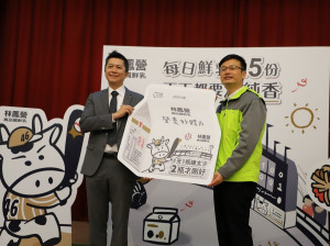 新北市獲林鳳營高品質鮮乳免費捐贈保久乳供學童飲用，14日於新北市新埔國小舉辦捐贈活動，教育局長張明文出席受贈 
