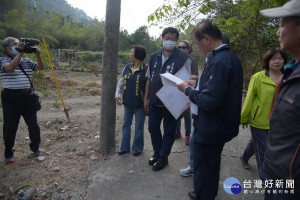 水里鄉農富村坑溝排水問題，林縣長會勘同意施設排水溝改善。