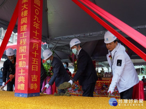 新北市副市長吳明機15日出席立肯企業於板橋舉辦的企業營運總部興建工程動土典禮