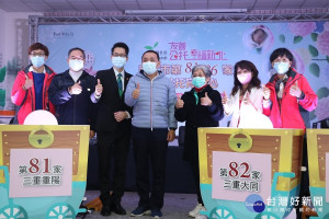 侯友宜（中）與6家承辦的負責人一起聯合啟動