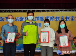教育局長張明文頒發得獎學校及教師