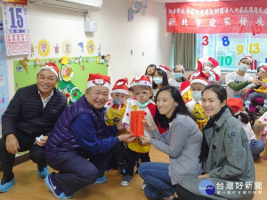 新北市議會議長蔣根煌、議員洪佳君、陳明義及議會主管等赴新北市愛家發展中心等致贈加菜金表達關懷之意