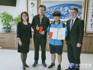 南投高中贈獎勵金予李同學。（投高提供）