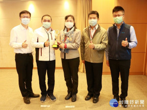 江翠國小以「整座校園都是交通樂園」為主題，獲交通部頒發金安獎殊榮，16日於市政會議獻獎