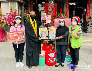 北港朝天宮響應創世基金會募集植物人安養經費，打造「植愛聖誕樹」，由蔡董事長、文觀處陳副處長及黃美蘭議員寫下祝福，為植愛樹點燈祈福。