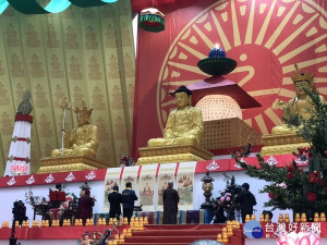 市長侯友宜16日親至桃園巨蛋體育場出席法會，並與心道法師一同進入法壇供燈、唸讀祈福祝禱文，為民祈福