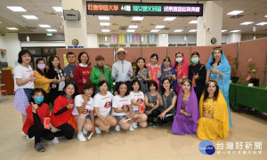 市公所社會學園大學44期婦女藝文研習活動成果展開幕式林世賢市長和老師與學員相見歡。圖／記者鄧富珍攝