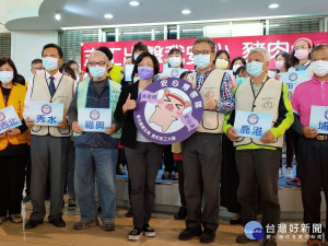 縣府號召600位志工，組成37大隊、100小隊的「安心博客隊」輔導店家應將「豬原產地」標示貼紙黏貼於營業場所明顯處，讓標示透明化。圖／記者鄧富珍攝