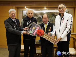 潮和宮名譽主任委員林萬得（左1）云辰文化基金會董事長黃子亮(左2)和潮和宮主任委曹正吉（右2）等一起將鑰匙交給謝政達（右1）