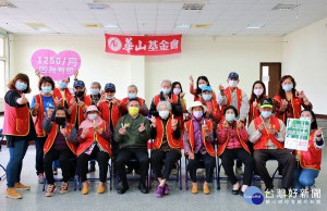 華山基金會虎尾站在地建站14週年，特邀請服務的長輩們及虎尾鎮長丁學忠、虎科大生科系石麗仙老師與義工朋友們一起同樂。