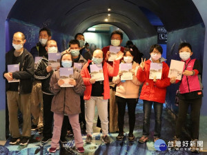 八里樂山教養院的朋友們搶先體驗易讀版導覽手冊