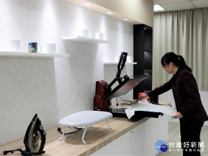 「生活創客工坊」提供時下最夯的「客製化」服務，無論是T恤、手提袋、還是馬克杯上頭都能印上自己設計的圖案樣式，製作與眾不同的專屬風格商品