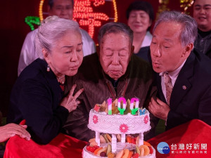 板橋榮家曲玉亭老先生百歲壽辰，輔導會副主任委員呂嘉凱專程前來祝賀，致贈百歲壽屏及金壽桃，祝福壽翁福壽無疆、松柏長青
