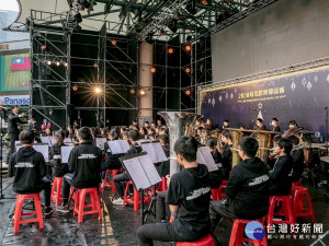 耶誕音樂同樂會雙北管樂同好聯合慈善公演集結板橋國小、中山國中及臺北市金華國中、金甌女中等共11所學校接力演出