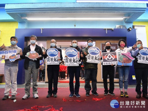侯友宜19日參加貢寮區漁會在澳底漁港舉辦的「2020新北貢寮鮑-鮑你好食」產地活動，以及澳底漁貨直銷中心的開幕典禮 