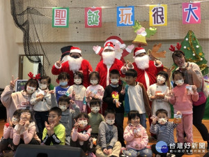 金山國小附幼結合金山金包里公共親子中心19日推出親子運動與遊戲「聖誕玩很大」活動
