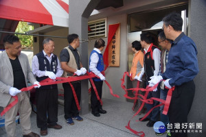 縣府秘書長洪瑞智（左1）主持信義鄉信義國中新建師生宿舍落成典禮，為新建宿舍揭牌啟用。