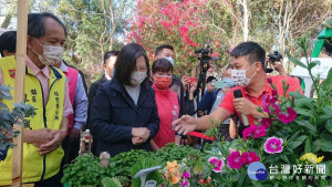 蔡總統在行政院中辦執行長蔡培慧陪同下，到埔里參觀以「花醮」為題結合民俗文化元素與埔里花卉融合的特展市集。(圖/行政院中部辦公室)