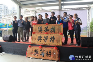 謝熠堆公子代表父親領獎。（記者扶小萍攝）