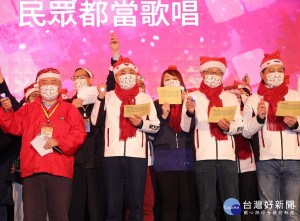 市長侯友宜率市府團隊、29區長，與新北市眾牧長及教友千人詩班齊唱耶誕詩歌，歌聲溫馨瞭亮震撼全場 