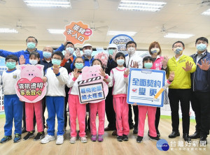 市長侯友宜21日前往碧華國小自立廚房，瞭解學校午餐食材標示及驗收情形，確保全市學校一律使用國產豬，堅持守護校園不進「萊」 