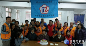中和東區榮欣志工隊21日上午為102歲的陳爺爺慶生祝賀，榮服處副處長游文勇親自到場，祝賀陳爺爺及夫人都能健康、長壽