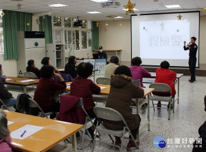 北港警方選定長者聚集的社區活動中心舉辦桌上遊戲活動，向在場的銀髮族宣導婦幼、交通安全及反詐騙，呼籲長輩提高警覺。