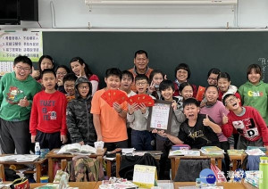 下崙國小榮獲全國民俗競賽四冠王佳績，傑出校友王溪邊代表蒞校道賀，並頒發加菜金與獎勵金，感謝及肯定師生們的付出。