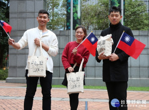 元旦升旗典禮主場在板橋市民廣場，上午7時整發送限量2021個新北意象文青帆布袋