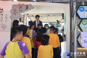 侯校長與同學共同投入導覽歡迎大家參訪。（記者扶小萍攝）