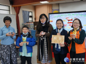 板橋郵局特與新北市三峽區成福國民小學合作，22日舉辦「溫馨耶誕-郵愛相伴」書信傳情公益活動