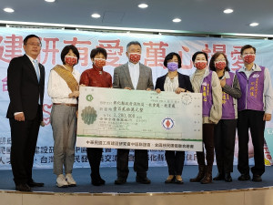 由建研中區會有捐贈120萬助中低收新住民家庭，由縣長王惠美代表受贈。圖／記者鄧富珍攝