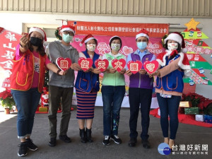 華山基金會彰雲嘉區長林秀儀、信星集團執行長陳子芸、立委陳素月、彰化縣副縣長洪榮章等人參與耶誕送愛助孤老，愛星點亮星希望活動。圖/華山基金會提供