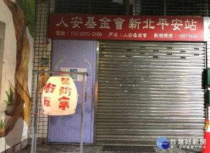 氣溫低於15度時，人安基金會新北平安站大門口就會點亮「街友來防寒」大燈籠，開放街友臨時夜宿。（人安基金會新北平安站提供）