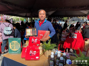 信義鄉農會梅子夢工廠廠長張志雄介紹，今年跨界合作的梅子雞肉條跟極了梅精的滴雞精以及布農好禮的禮盒。（圖／記者賴淑禎攝）