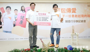黃子佼現場拋磚引玉、捐款展望會「紅包傳愛」當作今年送給周遭親友的聖誕禮物，盼望影響更多民眾愛心響應（台灣世界展望會提供）之二