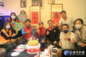 新北市榮服處林火土處長(右4)率服務處同仁及榮欣志工為李爺爺(左5)賀壽，公子陪伴在側(後排站立右1)；華山基金會楊社工(左2)共同參與