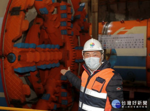 新北市長侯友宜24日到永和永平國小站視察捷運萬大線隧道工程進度