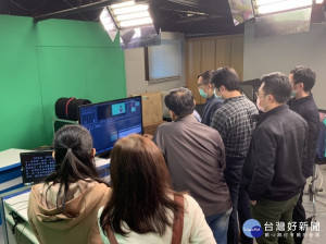 板橋區國光國小教務主任蘇主任帶領10位校內的種子教師參訪新視波有線電視攝影棚