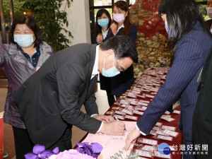 現任的原住民族委員會主任委員夷將‧拔路兒以歷屆議員身份參加回娘家活動
