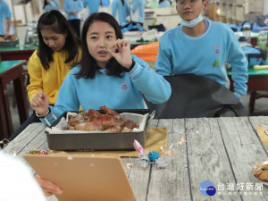 投高同學聖誕節學習烤火雞美味無比。（南投高中提供）