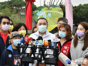 市長侯友宜27日出席五股垃圾山心環原基地開幕後，針對怎麼因應萊豬進口的議題接受媒體訪問 