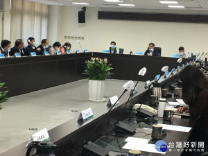 林縣長主持縣務會議討論綠美橋申請複檢。（記者扶小萍攝）