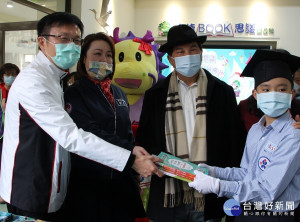 榮獲文德閱讀最高榮譽的閱讀小博士，從局長張明文手中將新書傳送入館，代表「開卷有益，智慧無窮」
