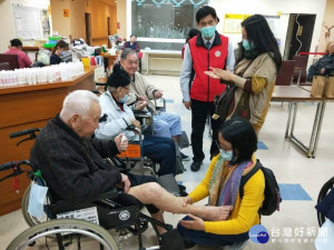「群心香聚」團隊有感於榮家第一線醫護人員的工作辛勞與心理壓力，即率先捐贈精油表達關懷慰勞之意，並親自示範擦拭