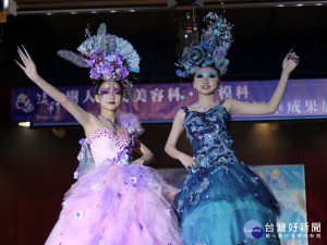 學生分別以「時尚品牌、芭比公主、繽紛甜點」為出發點，將所學到的美妝、美髮技藝，加上創意發想，設計20款的整體造型