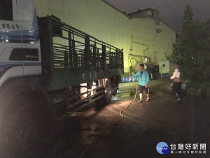 動保處除平時巡迴訪視養豬場落實廚餘蒸煮、生物防疫措施，也持續不分晝夜至屠宰場盤點稽查，確保豬隻運輸車輛皆落實清潔消毒作業