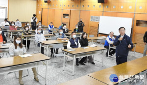 林明溱縣長向工業區廠商說明打通交通。（縣府提供）